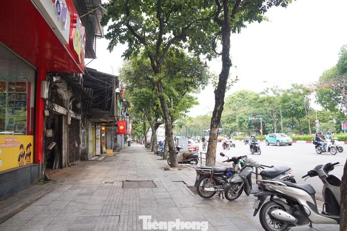 Mặc dù nằm trên trục đường Đại Cồ Việt sầm uất nhưng toàn bộ công trình mặt đường tại đây đều là nhà tạm.