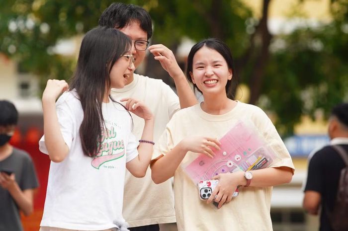 9 giờ 35 phút sáng nay, thí sinh trên toàn quốc hoàn thành bài thi Ngữ văn. (ảnh: Duy Phạm)