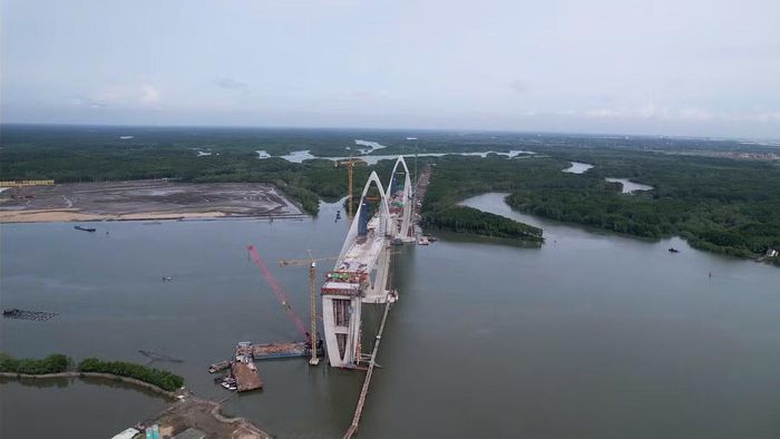 Dự kiến cuối tháng 6, liên doanh nhà thầu trên sẽ hợp long hai nhịp biên phụ sát với nhịp chính, tháng 7 sẽ hợp long hai nhịp chính.