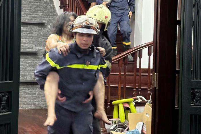 Lực lượng chữa cháy đưa nạn nhân mắc kẹt ra ngoài.