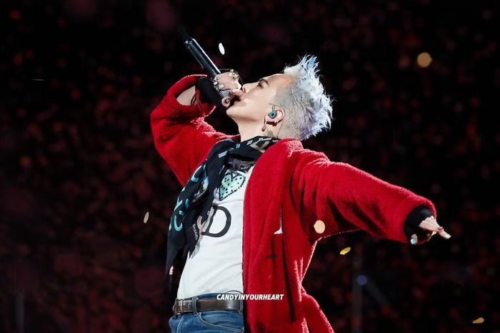 Trong chuyến lưu diễn solo năm 2025, G Dragon tổ chức hai đêm diễn tại Hà Nội, quy mô khoảng 100.000 khán giả.