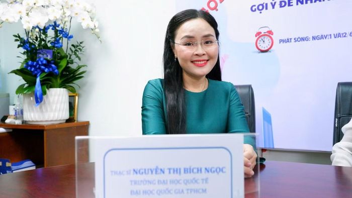 Số phát sóng đầu tiên về môn Ngữ văn có sự tham gia của ThS. Nguyễn Thị Bích Ngọc, giảng viên Đại học Quốc tế - Đại học Quốc gia TPHCM, Thủ khoa ngành Báo chí và Truyền thông của Trường Đại học Khoa học Xã hội và Nhân văn, Đại học Quốc gia TP.HCM (khóa 2006 - 2010).