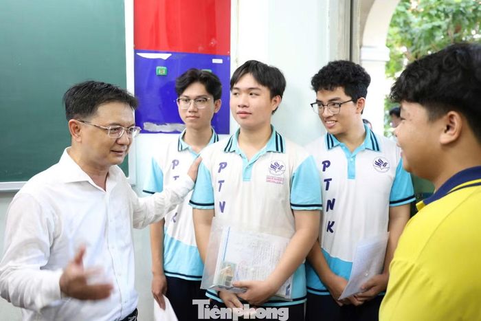 Ông Nguyễn Mạnh Cường - Phó Chủ tịch UBND TPHCM (bên trái) động viên các thí sinh trước giờ thi. Ảnh: Ngô Tùng