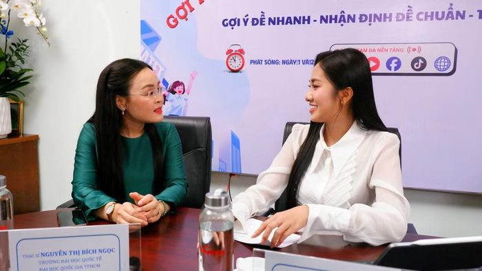 MC Hà Trúc Linh đặt câu hỏi cho giảng viên Bích Ngọc.