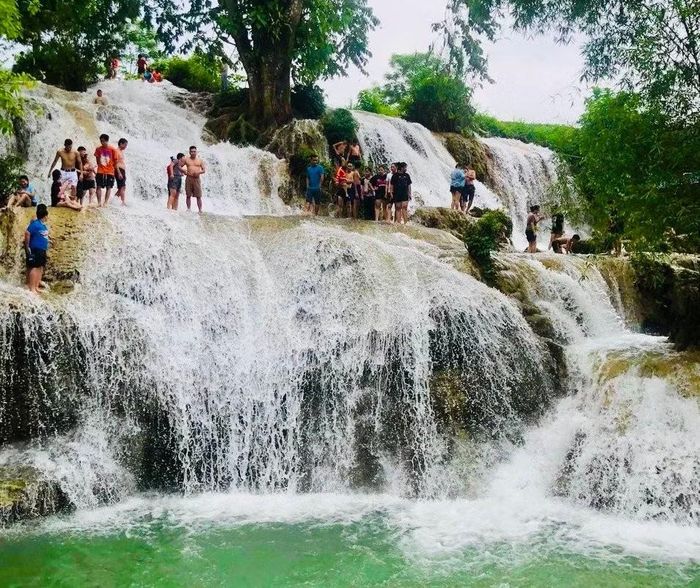 Thác Trăng thu hút đông du khách đến tắm vào dịp hè.