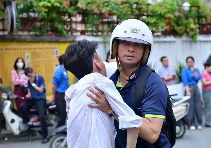 Trong hành trình đến trường, anh Đinh Thanh Lâm luôn là đôi chân của con. Ảnh: Đình Huy