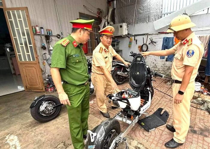 Chiếc xe được độ chế, có thể chạy gần 100km/h.