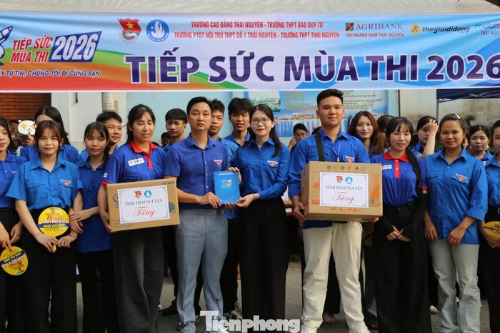 Bí thư Đoàn trường Cao đẳng Thái Nguyên Nguyễn Hoàng Anh cho biết, điểm thi tại trường Cao đẳng Thái Nguyên có 126 tình nguyện viên đến từ nhiều đoàn cơ sở khác nhau. Các tình nguyện viên sẽ túc trực thường xuyên trong suốt kỳ thi để hỗ trợ các thí sinh.