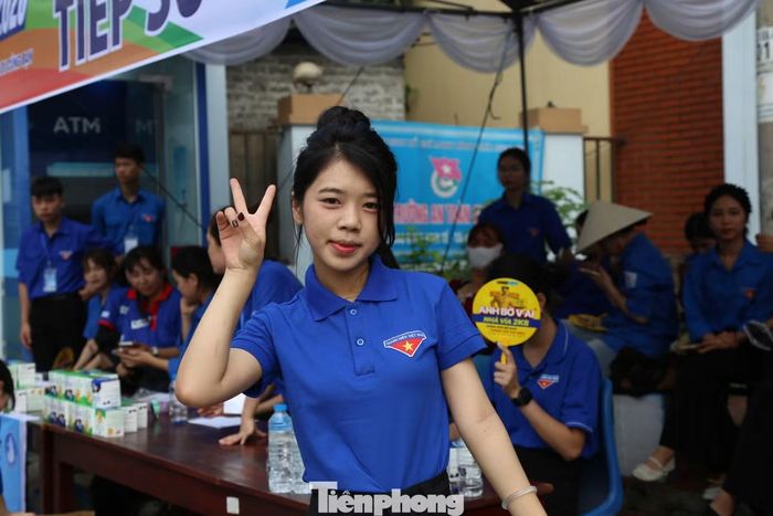 Tại điểm thi Trường Cao đẳng Thái Nguyên, tình nguyện viên Mạc Hoài Linh (sinh viên năm 2, trường Cao đẳng Thái Nguyên) cho biết, đây là lần thứ 2 đi tiếp sức mùa thi. Sáng nay, Linh đến điểm thi lúc 6h để hỗ trợ các thí sinh. "Thời tiết sáng nay khá oi bức, tuy nhiên chúng em không nề hà, chung tay hỗ trợ để các thí sinh đạt kết quả tốt nhất", Linh chia sẻ.