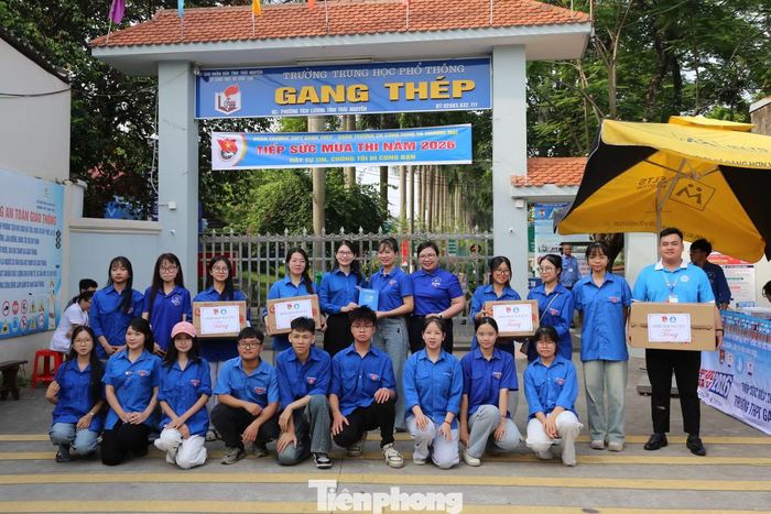 Trong sáng nay, Tỉnh Đoàn Thái Nguyên đã tổ chức các đoàn công tác để thăm hỏi, tặng quà, động viên các tình nguyện viên tại một số điểm thi