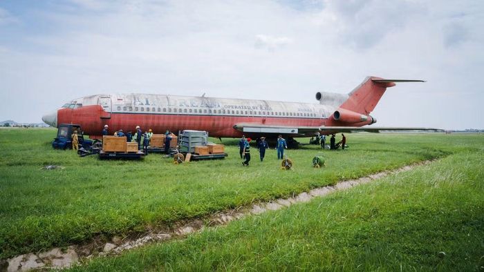 Tại khu vực phía Đông đường lăn S10, chiếc Boeing 727-200 được lựa chọn làm mô hình thực tế để các lực lượng phối hợp triển khai phương án cứu hộ. Đây là tình huống sát với thực tế nhằm giúp học viên làm quen với quy trình xử lý các sự cố phức tạp liên quan đến máy bay.