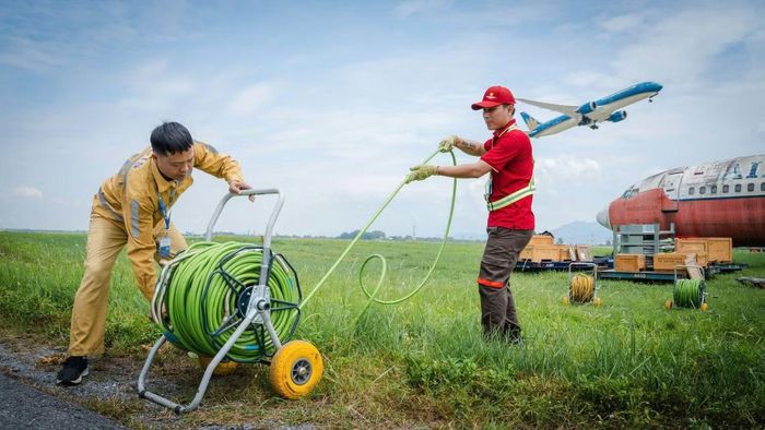 Song song với công tác nâng máy bay, các lực lượng thực hiện quy trình sử dụng dây chằng néo cân bằng, dây kéo và các thiết bị chuyên dụng khác để đưa máy bay về trạng thái ổn định trước khi di chuyển khỏi hiện trường.