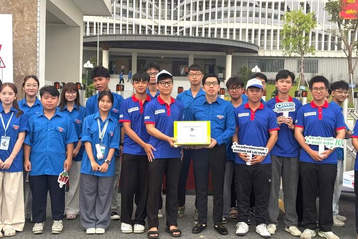 Ngay từ sáng sớm, hàng nghìn áo xanh Đất Tổ đã có mặt tại các điểm thi, sẵn sàng hỗ trợ thí sinh thi tốt nghiệp THPT trong mọi tình huống. Tại điểm thi Trường THPT Chuyên Hùng Vương, anh Quách Minh An - Phó Trưởng ban Công tác Đoàn và Thanh thiếu nhi đã đến thăm, tặng quà cho đội hình thanh niên tình nguyện tham gia hỗ trợ thí sinh và người nhà trong kỳ thi.