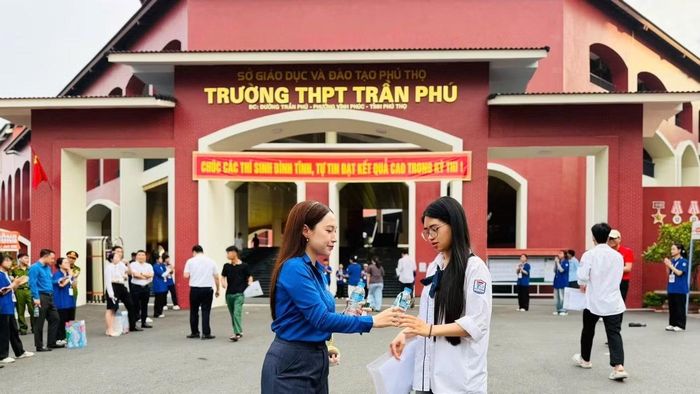 Đoàn Phường Vĩnh Phúc đã huy động 50 thùng nước uống và 500 chiếc bút để lực lượng tình nguyện viên phát miễn phí tại các điểm thi.