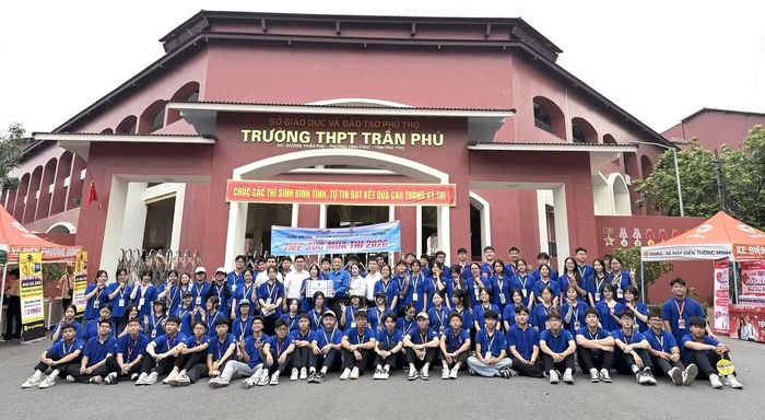 Hơn 300 tình nguyện viên được Đoàn Phường Vĩnh Phúc huy động tham gia hỗ trợ thí sinh và người nhà trong suốt thời gian diễn ra kỳ thi.