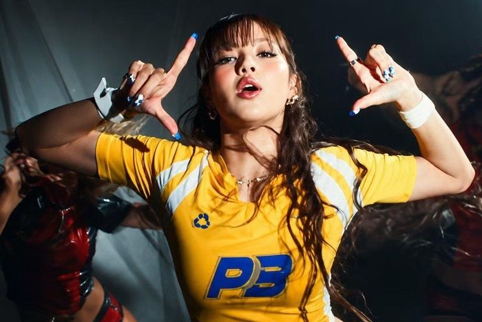 Lisa biểu diễn ở điểm cầu khai mạc tại Mỹ.