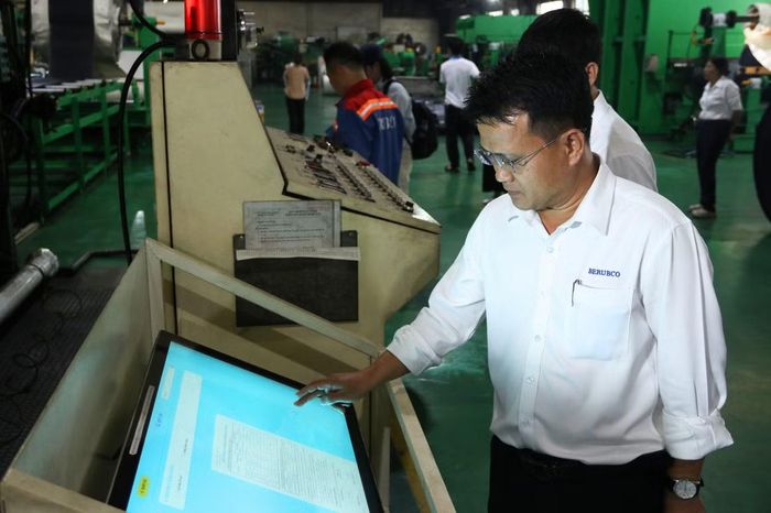 Ông Nguyễn Thành Long, Giám đốc Sản xuất Công ty Cổ phần Cao su Bến Thành đang đọc báo cáo số tại xưởng sản xuất.