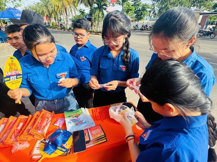 Các bạn trẻ phường Bình Định chuẩn bị các dụng cụ học tập, túi đựng đồ sẵn cho sĩ tử khi cần.