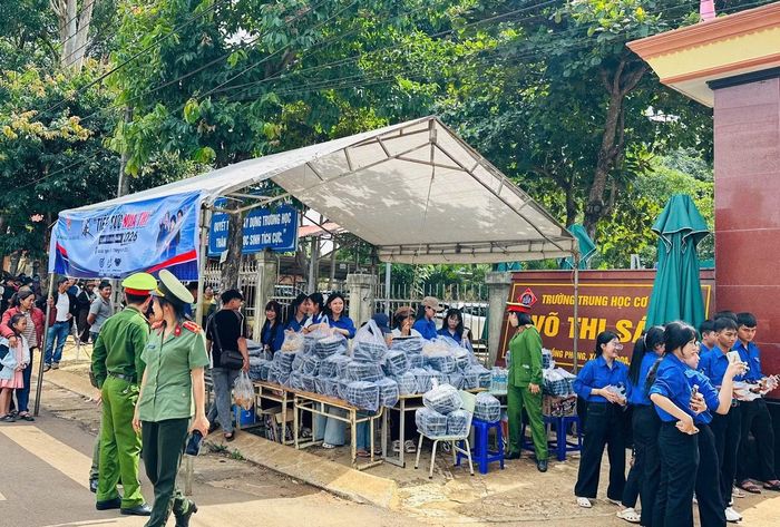 Trưa 11/6, Đoàn xã Ia Băng, tỉnh Gia Lai cùng các nhà hảo tâm chuẩn bị sẵn hơn 400 suất cơm để tặng các sĩ tử, phụ huynh các em trong kỳ thi tốt nghiệp THPT năm 2026.