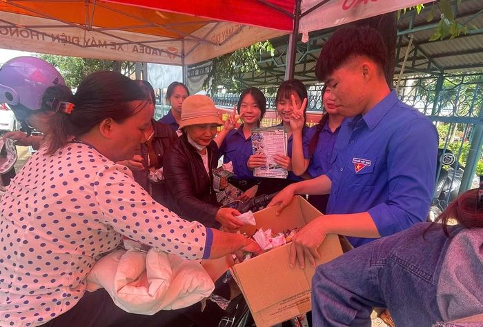 Ở địa bàn xã Ia Grai nắng nóng, các bạn đoàn viên, thanh niên mời phụ huynh ăn kem giải nhiệt.