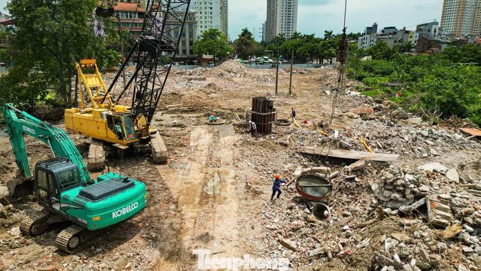 Nhiều công trình, nhà xưởng nằm trong phạm vi xây dựng nút giao đã được tháo dỡ, tạo điều kiện để dự án bước vào giai đoạn thi công đồng bộ.