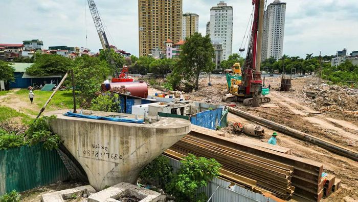 Do vướng mắc giải phóng mặt bằng, hạng mục nút giao từng phải tạm dừng thi công từ năm 2018. Việc chậm tiến độ kéo dài khiến khu vực thường xuyên xảy ra ùn tắc giao thông.