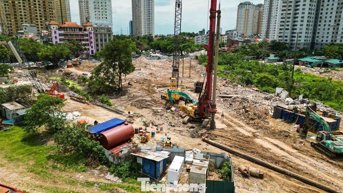 Ghi nhận ngày 11/6, Máy khoan cọc nhồi và các thiết bị chuyên dụng được huy động tới hiện trường để triển khai những hạng mục đầu tiên của dự án.