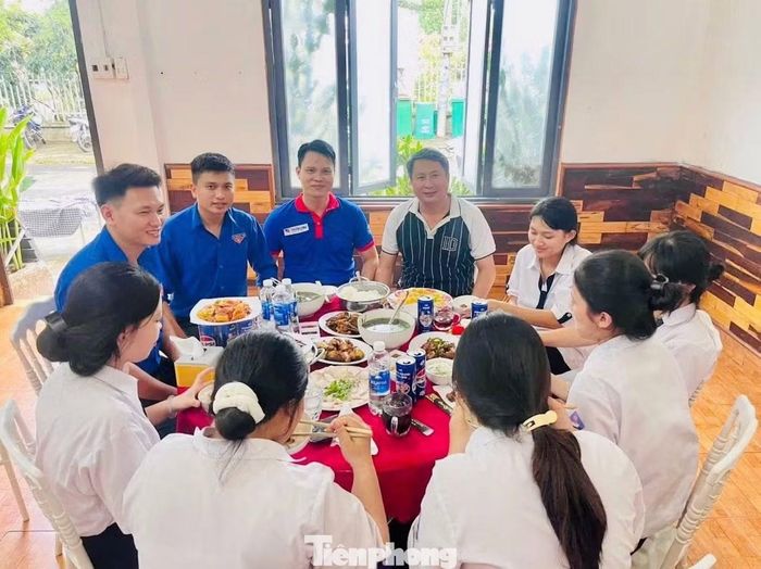Mâm cơm trưa của các đoàn xã dành cho thí sinh.