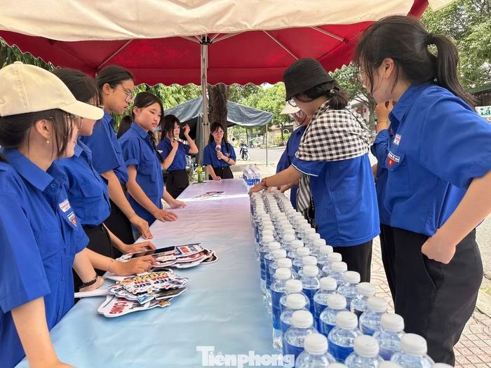 Đội hình tình nguyện hỗ trợ thí sinh.