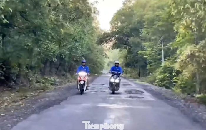 Thanh niên xã Buôn Đôn băng rừng chở thí sinh đi thi.