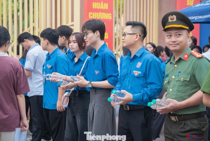 Những hoạt động ý nghĩa của tuổi trẻ Nghệ An không chỉ góp phần giúp các sĩ tử yên tâm dự thi mà còn lan tỏa hình ảnh đẹp của người chiến sĩ Công an nhân dân.