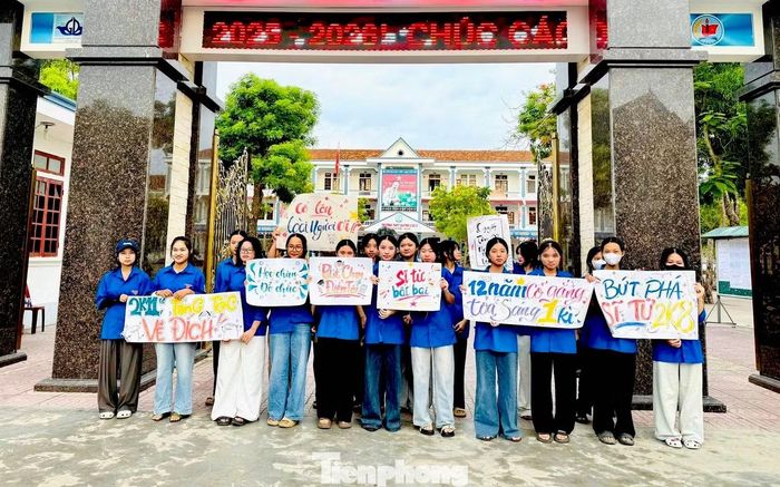Những chai nước mát, khu vực giữ đồ miễn phí, sự hướng dẫn tận tình về phòng thi, khu vực thi cùng những lời chúc, lời động viên trước giờ làm bài đã giúp các em thêm tự tin, vững vàng bước vào kỳ thi quan trọng của cuộc đời.