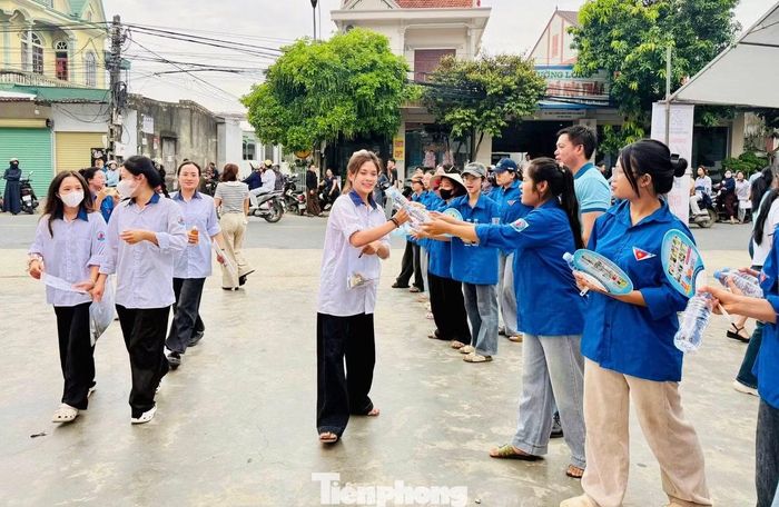 Tại điểm thi Trường THPT Quỳnh Lưu 3, không khí trước giờ thi diễn ra khẩn trương nhưng đầy ấm áp. Các tình nguyện viên của Đoàn xã Quỳnh Anh, Đoàn trường THPT Quỳnh Lưu 3, Chi đoàn Công an xã cùng các cơ sở đoàn trên địa bàn đã phối hợp triển khai nhiều hoạt động hỗ trợ thí sinh.