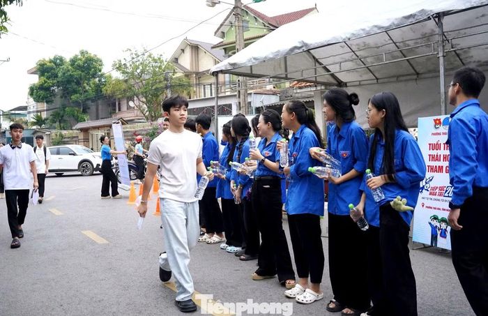 Tại điểm thi Trường THPT Thái Hòa, Đoàn Thanh niên phường Thái Hòa triển khai chương trình “Tiếp sức mùa thi”, với sự tham gia tích cực của đoàn viên, thanh niên. Các tình nguyện viên hỗ trợ hướng dẫn sơ đồ phòng thi, phát nước uống miễn phí, phối hợp điều tiết giao thông và đảm bảo an toàn khu vực cổng trường, góp phần tạo điều kiện thuận lợi cho thí sinh và phụ huynh.