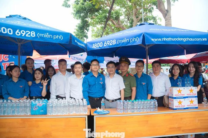 Kỳ thi năm nay, Đoàn trường Đại học Nghệ An huy động hơn 200 đoàn viên, thanh niên phối hợp với Đoàn Thanh niên các đơn vị triển khai các hoạt động tiếp sức ở 10 điểm thi trên địa bàn toàn tỉnh.