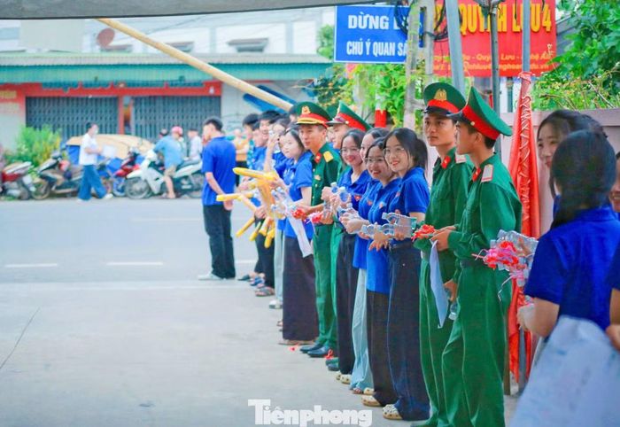 Bên cạnh đoàn viên, thanh niên, lực lượng vũ trang, công an trên địa bàn đã huy động đông đảo lực lượng "Tiếp sức mùa thi", động viên thí sinh.