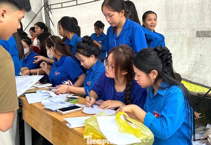 Từ những việc làm giản dị nhưng đầy ý nghĩa, chương trình “Tiếp sức mùa thi” năm 2026 tiếp tục khẳng định vai trò xung kích của tuổi trẻ Nghệ An trong các hoạt động vì cộng đồng. Những màu áo xanh tình nguyện xuất hiện tại các điểm thi không chỉ mang đến sự hỗ trợ thiết thực mà còn tiếp thêm niềm tin, động lực để các sĩ tử tự tin chinh phục kỳ thi.