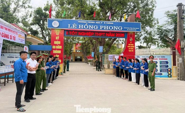Không khí tình nguyện sôi nổi cũng được ghi nhận tại điểm thi Trường THPT Lê Hồng Phong, nơi tuổi trẻ xã Hưng Nguyên Nam tích cực hỗ trợ thí sinh và người nhà bằng những việc làm thiết thực như hướng dẫn phòng thi, giữ gìn an ninh trật tự, phát nước uống miễn phí và động viên tinh thần các em trước giờ làm bài.