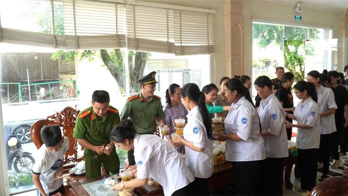  Các tình nguyện viên tất bật chia từng phần cơm để kịp phục vụ học sinh sau giờ thi. 