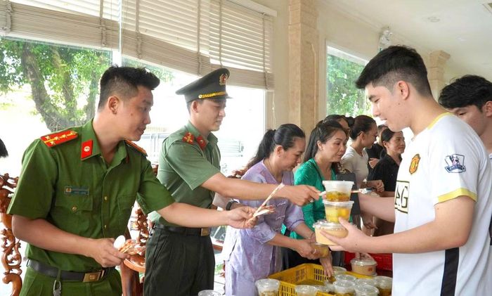 Những hộp cơm nghĩa tình được trao tận tay các thí sinh.