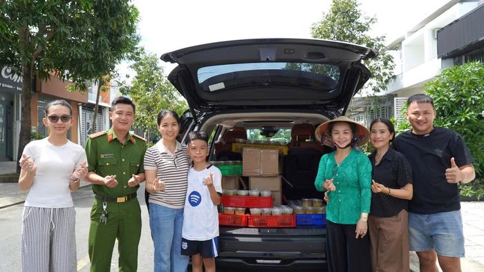 Những suất cơm nóng tiếp thêm năng lượng cho học sinh hải đảo.
