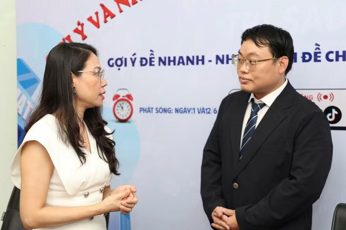 Tiến sĩ Phạm Thanh Tùng lần lượt phân tích các câu hỏi trong phần trắc nghiệm trả lời ngắn.
