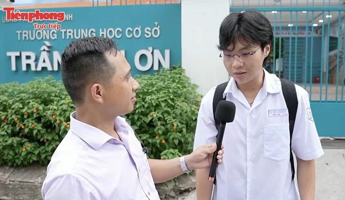 Phóng viên Nguyễn Dũng ghi nhận chia sẻ của thí sinh sau khi thi môn Toán.