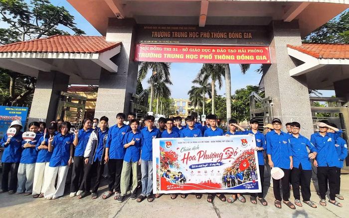 Trong chương trình "Tiếp sức mùa thi", Thành Đoàn Hải Phòng đã triển khai 146 đội hình tình nguyện, thu hút 6.100 đoàn viên thanh niên tham gia hỗ trợ thí sinh. Trong thời gian diễn ra kỳ thi, các đội hình "Hoa Phượng Đỏ" tập trung hỗ trợ thí sinh ngay từ khu vực cổng trường, hướng dẫn hỗ trợ thí sinh làm thủ tục, kiểm tra phòng thi, sơ đồ điểm thi. Đồng thời phối hợp với các lực lượng công an phân luồng giao thông, hướng dẫn phụ huynh dừng đỗ xe đúng quy định. Các cấp bộ Đoàn - Hội thành phố đã vận động, trao tặng nhiều vật phẩm tiếp sức mùa thi, gồm: 145.555 chai nước, hơn 72.000 quạt cầm tay và hơn 21.000 vật dụng thiết yếu khác... với tổng giá trị nguồn lực đạt 1,7 tỷ đồng.