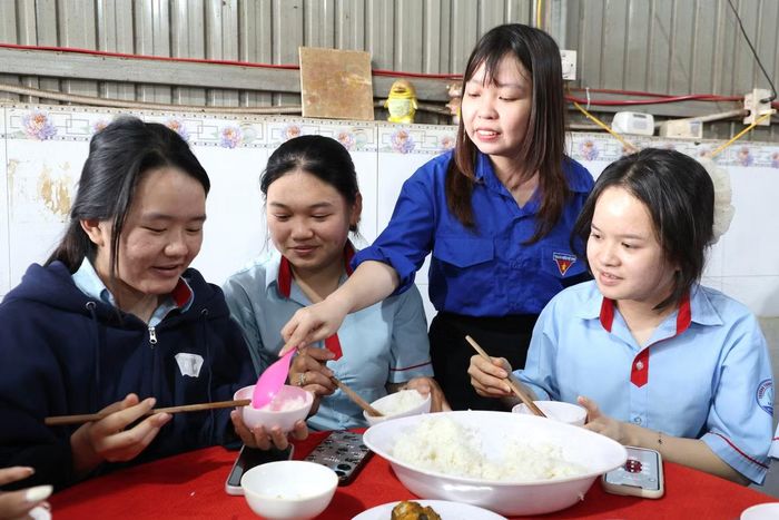 Các sĩ tử cho biết rất hạnh phúc khi được ăn cơm miễn phí gần điểm thi.