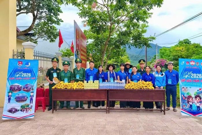 Chi đoàn Đồn Biên phòng cửa khẩu A Đớt hỗ trợ thí sinh tại điểm thi Trường THCS và THPT Trường Sơn.