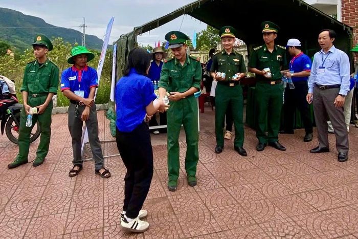 Chi đoàn Đồn Biên phòng cửa khẩu Hồng Vân hỗ trợ thí sinh thi tốt nghiệp THPT.