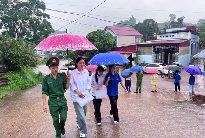 Đoàn viên, thanh niên hỗ trợ thí sinh đến điểm thi.