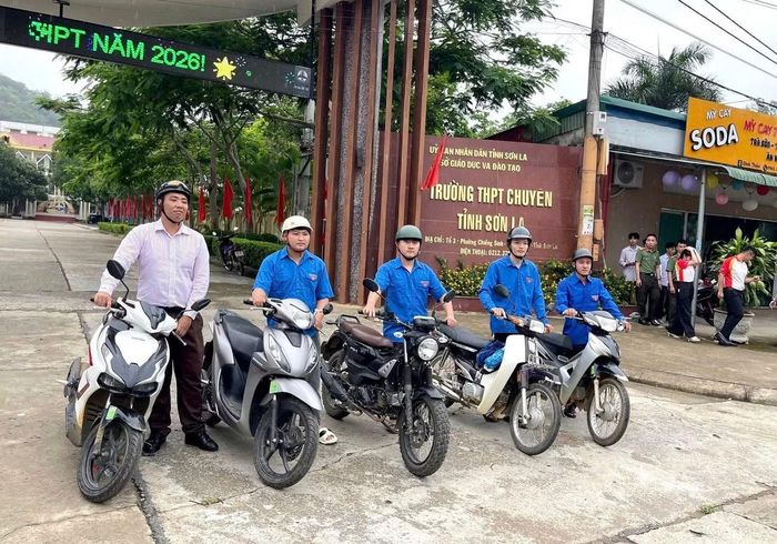 Đội xe máy sẵn sàng hỗ trợ thí sinh gặp sự cố trên đường đến phòng thi.