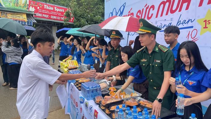 Thanh niên Bộ đội Biên phòng phát nước uống và thức ăn nhẹ cho các thí sinh ở khu vực biên giới.